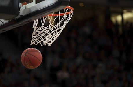 NBA篮球运动员在2026赛季比赛中投篮特写